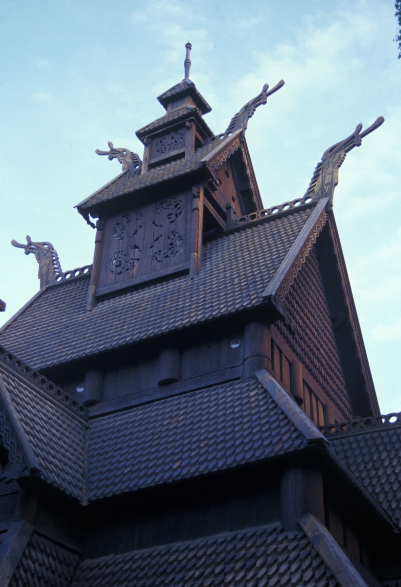 Utsnitt av stavkirken fra Gol i Hallingdal, bygning nummer 181 på Norsk folkemuseum.