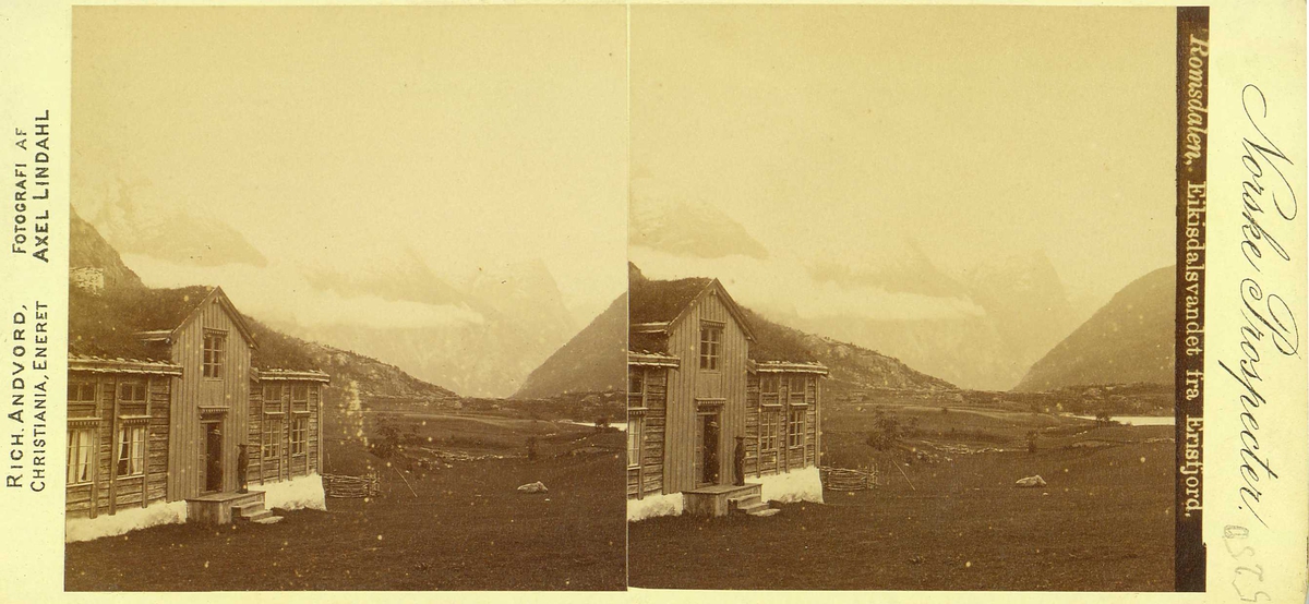 Eikedalsvatnet, Eikesdalen, Nesset, Møre og Romsdal sett fra Eresfjord (i forgrunnen). Bolighus i åpen natur.
Fra fotograf Axel Lindahls (1841-1906) serie stereofotografier, "Norske Prospecter".