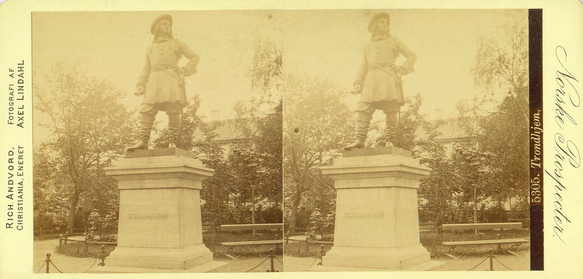 Statue av Peter Wessel Tordenskiold, Trondheim, Sør-Trøndelag.
Fra fotograf Axel Lindahls (1841-1906) serie stereofotografier, "Norske Prospecter".