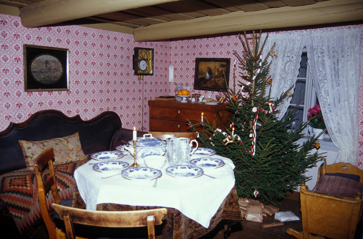 Det er pyntet til jul i Johannesgate 14, bygning nummer 204 på Enerhaugen på Norsk Folkemuseum.Her fra stuen med dekket bord og pyntet juletre. Fra desember 2003.