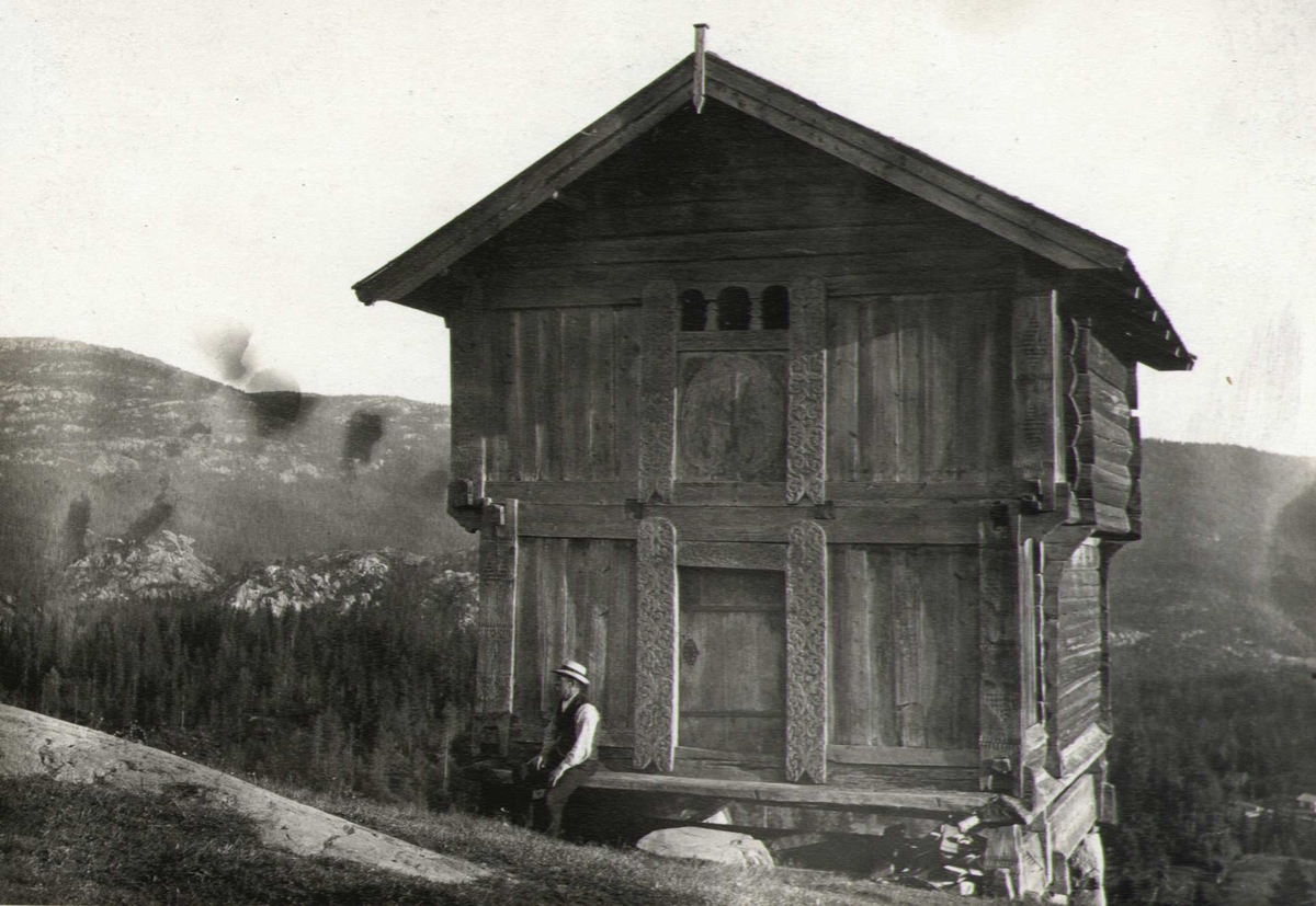 Stabbur, Sandland, Brunkeberg, Kviteseid, Telemark. Fotografert 1916.