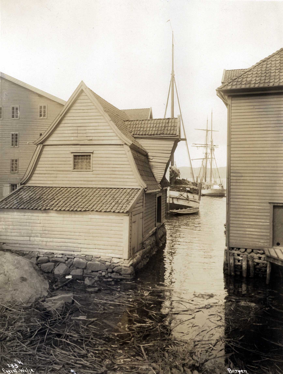 Bryggeparti med seilskuter i bakgrunnen, Sandviken, Bergen, Hordaland. Fotografert 1912.