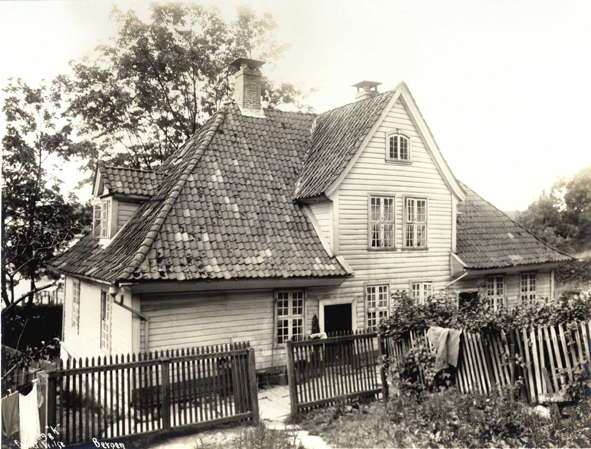 Villa og lystssted i Måseskjæret i Sandviken i Bergen. Hus med stort valmtak, og inngjerdet eiendom.