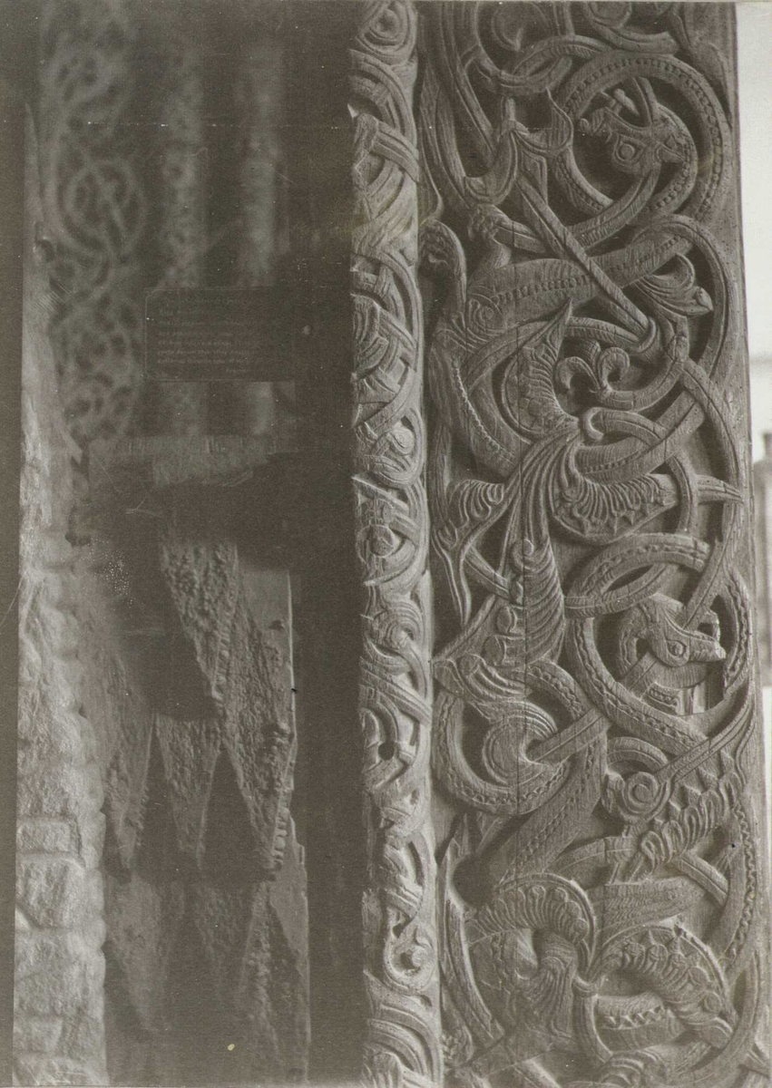 Detalj av portal fra 1184 fra den revne Stedje stavkirke, Sogndal, Sogn og Fjordane. 