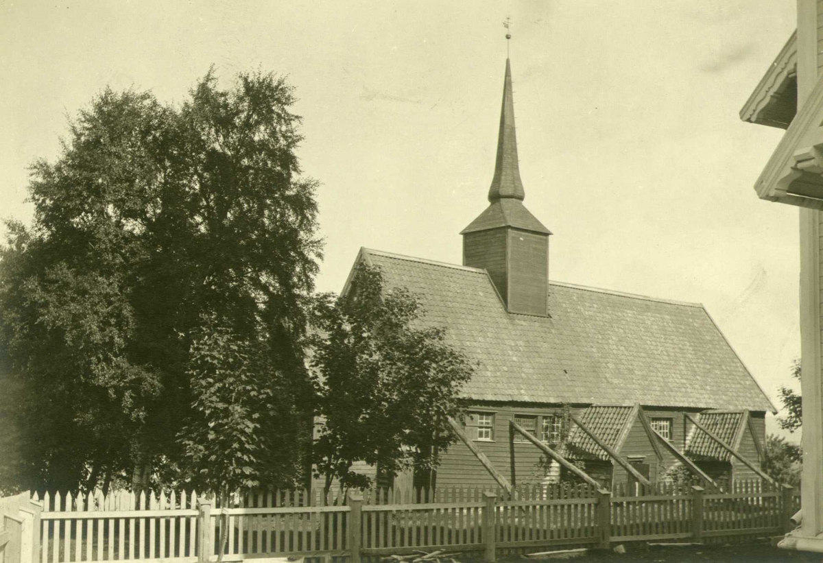 Kvernes stavkirke sett fra sydvest, Averøy, Møre og Romsdal. Fotografert 1917.