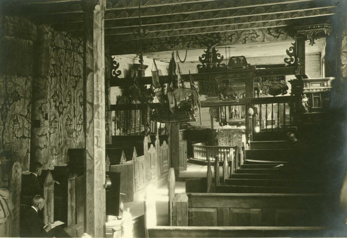 Kirkeinteriør, Kvernes stavkirke, Averøy, Møre og Romsdal. Fotografert 1917.