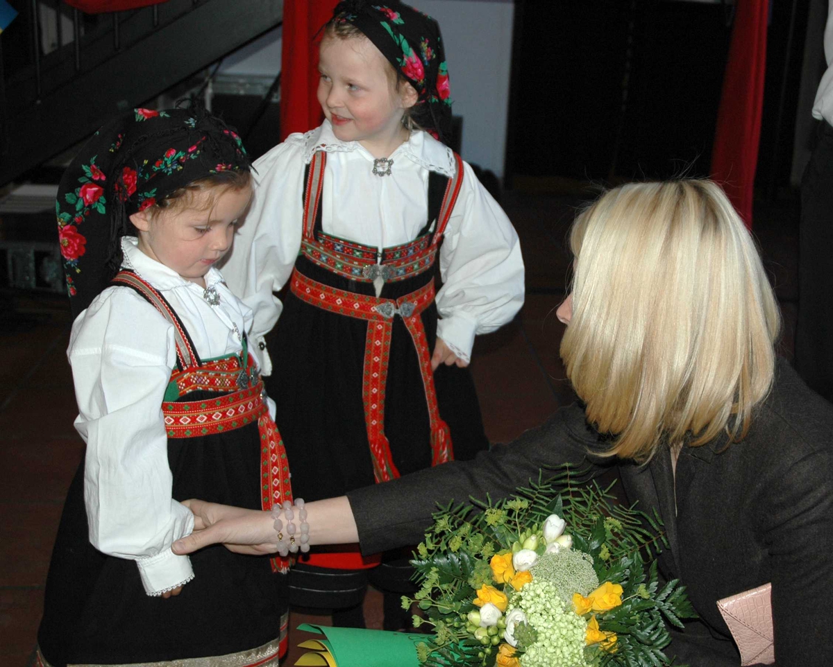 Åpningsdagen for utstillingen "Nordmenn og Svensker".Barn fra Musehuset barnehage hilser på kronprinsparet.