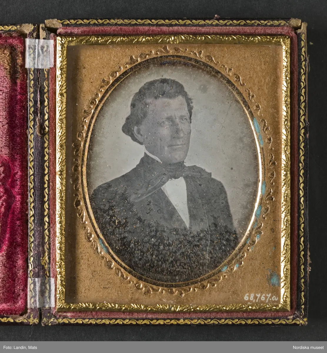 Herre, bröstbild.
Flickor, stående knästycke.