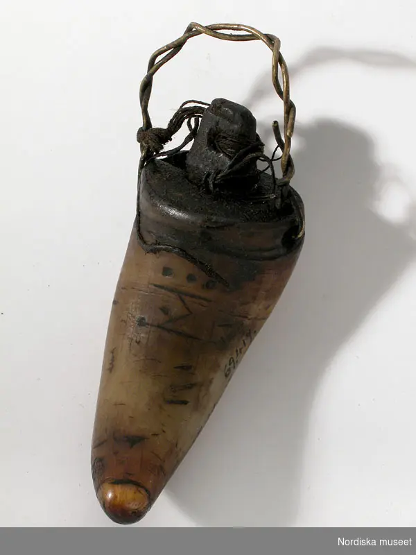 Huvudliggaren:
"Tjärhorn fr. Jukkasjärvi sn, Torne lappmark. Från Svappavaara. Ink. af jägmästaren Hugo Samzelius. 1891. Bil. Samzelius 119."