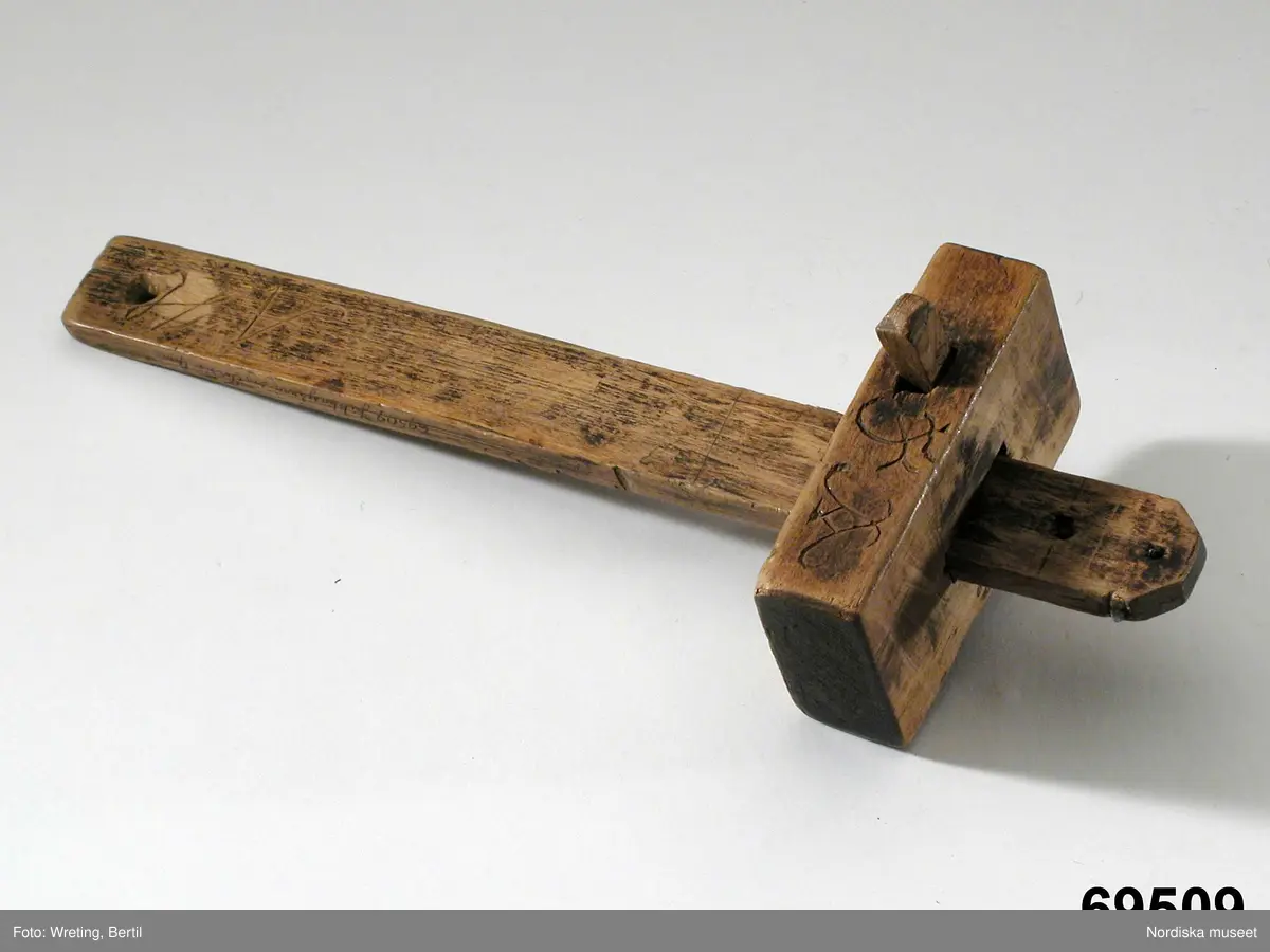 Huvudliggaren:
"Dragmått fr. Jukkasjärvi sn, Torne lappmark. Från Vittangi. F[inska:] naarma. Ink. af jägmästaren Hugo Samzelius. 1891. Bil. Samzelius 212."