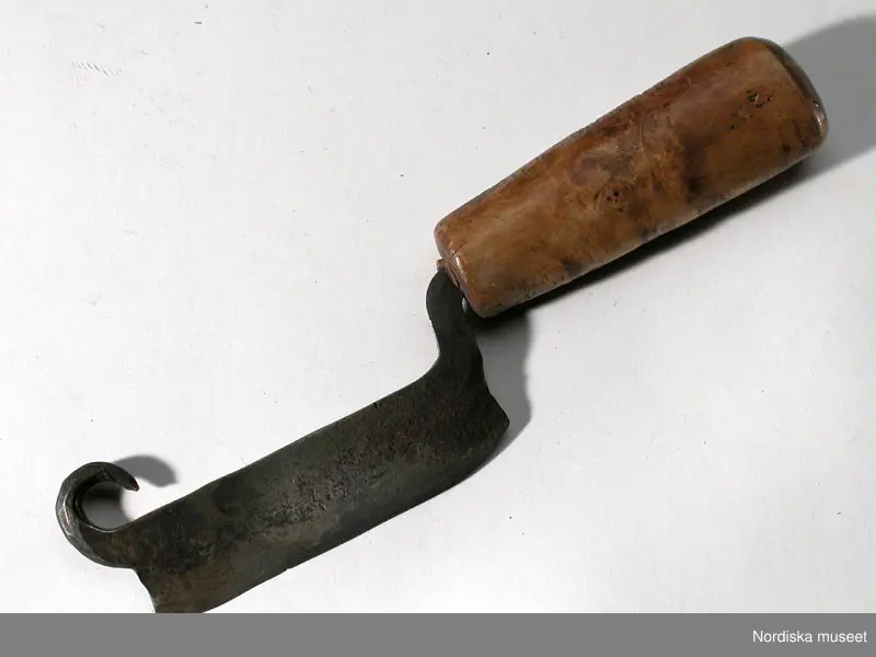 Huvudliggaren:
"Karfknif fr. Jukkasjärvi sn, Torne lappmark. Från Vittangi. Knif till karfning af tobak. Vid karfning af tobak ('finska blader') fastgöres knifvens spets i en märla på det bräde, hvarpå karfningen sker. Ink. af jägmästaren Hugo Samzelius. 1891. Bil. Samzelius 220."