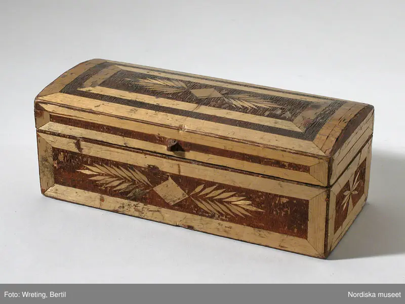 Huvudliggaren:
"Skrin fr. Jukkasjärvi sn. Torne lpmn. Fr. Yli Parakka. Med halmbekäggning. (Ej lapskt). Förf. af Elias Adamsson Yli Parakka. Ink. af jägmästaren Hugo Samzelius. 1891. Bil. Samzelius 1.141."