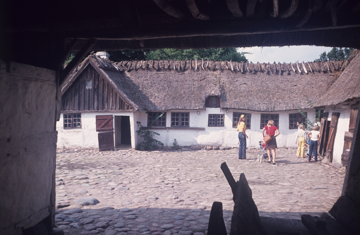 Firlenget gård fra Pebringe, Sjælland, nå på Frilandsmuseet i Lyngby, Danmark. Illustrasjonsbilde for Bonytt 1983.