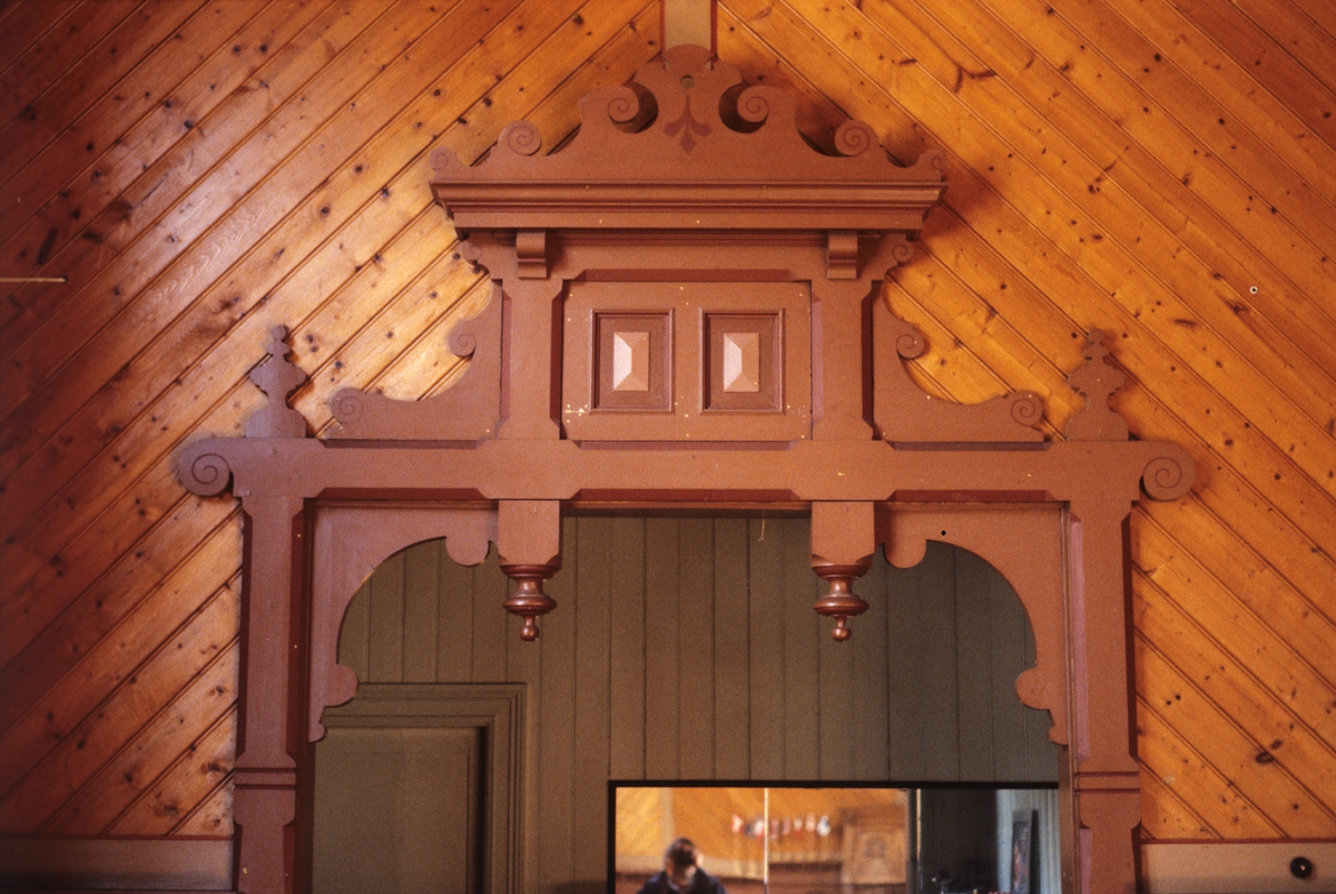 Detalj fra spisesalen i Dalen Hotel i Tokke, Telemark. Fotografert for Bonytt 1983.