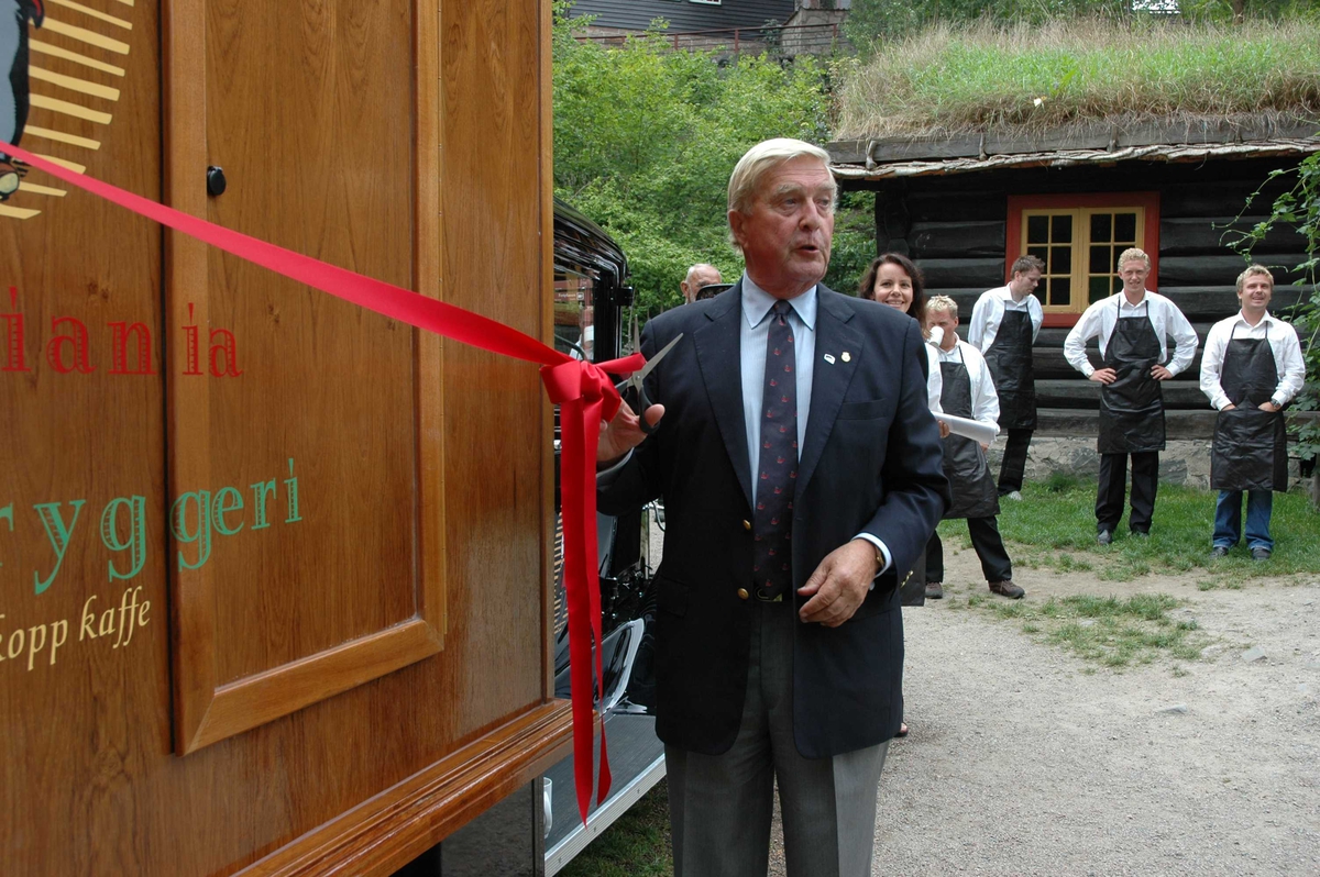 Ordfører Per Ditlev-Simonsen klipper snor på kaffens dag 18.august 2005.