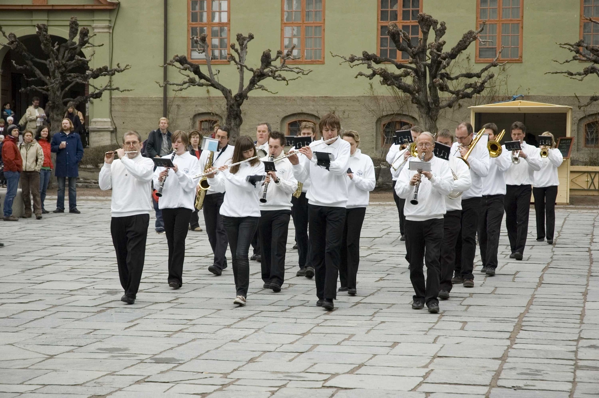 1.mai 2006 på Norsk Folkemuseum. Marienlyst janitsjar spiller på torget.