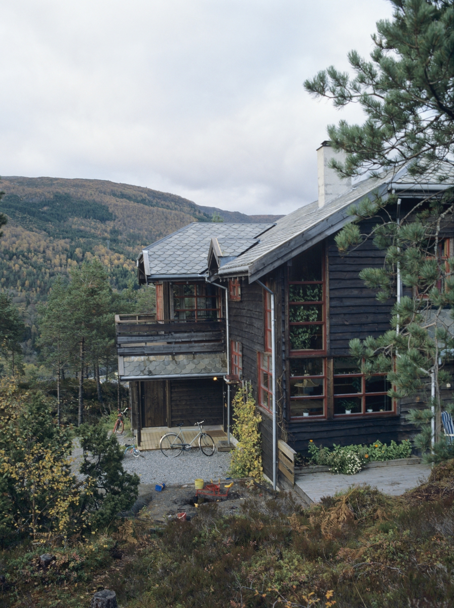 Et hus ligger vakkert i terrenget i Naustdal ved Førde. llustrasjonsbilde fra Bonytt 1986.