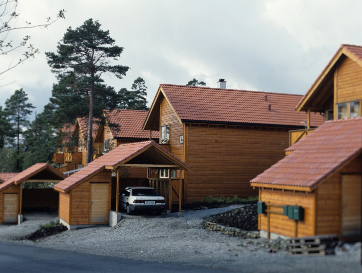 Flere hus ligger etter hverandre i Hadlabrekko Burettslag ved Lervik på Stord. Illustrasjonbilde fra Bonytt 1987.