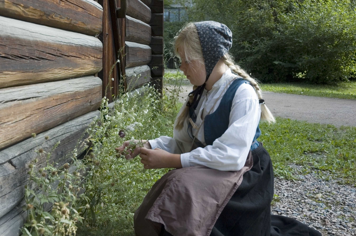 Levendegjøring på museum.
Ferieskolen uke 31 i 2006. En av elevene plukker blomster.
Norsk Folkemuseum, Bygdøy.