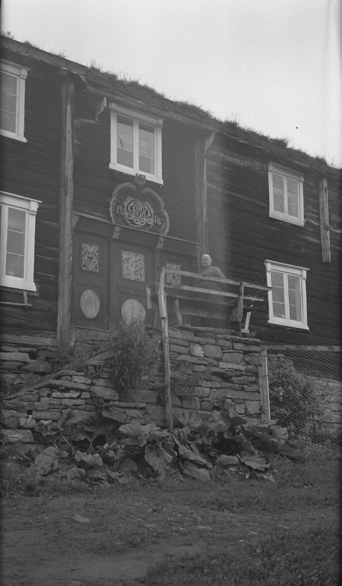 Inngangsparti på hovedbygning, Sætra, Lønset, Oppdal, Sør-Trøndelag. Fra album. Fotografert 1936.
