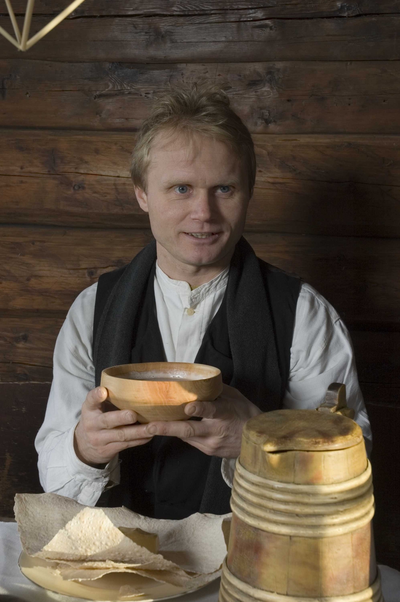 Julepyntet stue med dekket bord i Ampiansbråten, bygning nummer 164 på Norsk Folkemuseum.