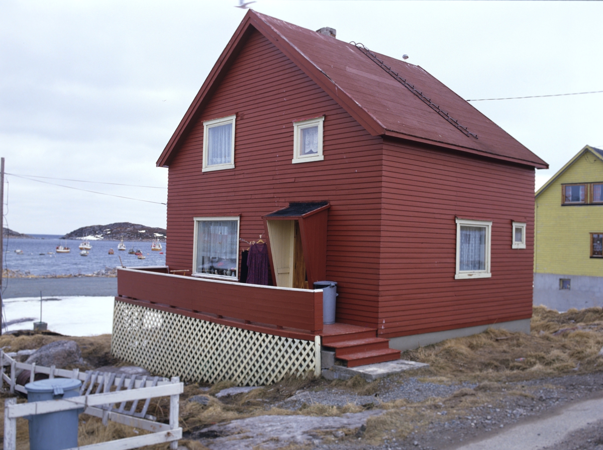 Fiskeværet Gjesvær, lite er endret på gjenreisningshusene etter at de ble bygget, vinduene er imidlertid skiftet ut med en mer moderne type, illustrasjonsbilde fra Nye Bonytt 1988.