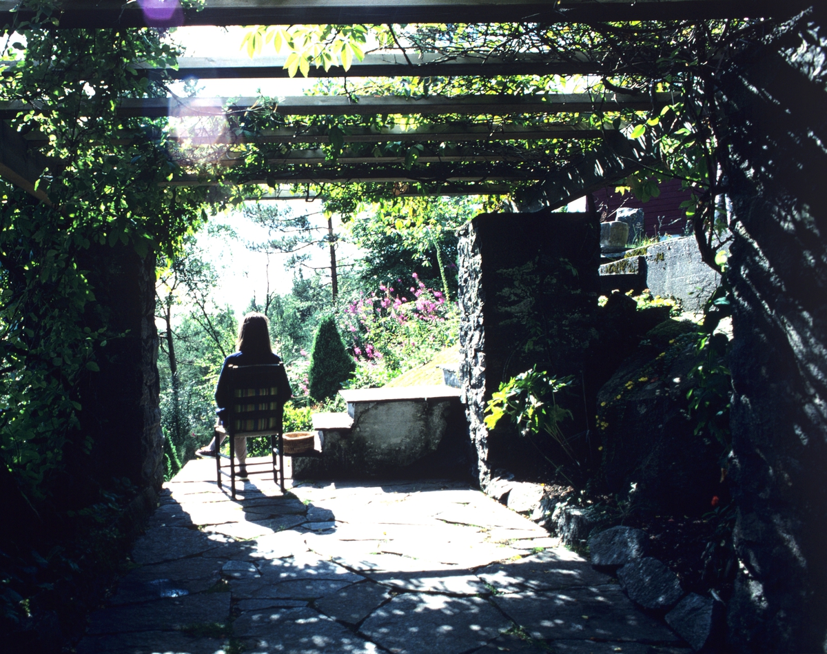 Bolig tegnet av arkitekt Fredrik Konow Lund, terrassen med pergola, illustrasjonsbilde fra Nye Bonytt 1988.