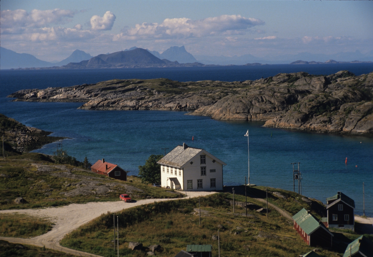 Fiskeværet Kalle i Lofoten med værboligen. Illustrasjonsbilde fra Nye Bonytt 1989.