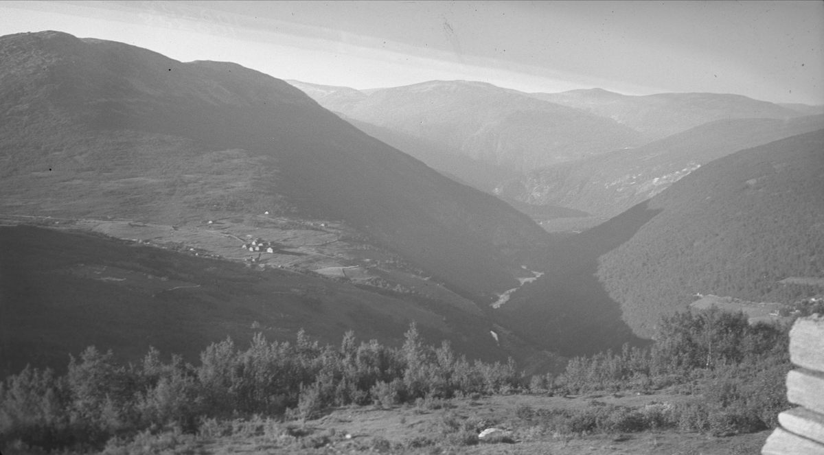 Panoramautsikt mot Svisdalen, Sunndal, Møre og Romsdal. Fotografert 1937.