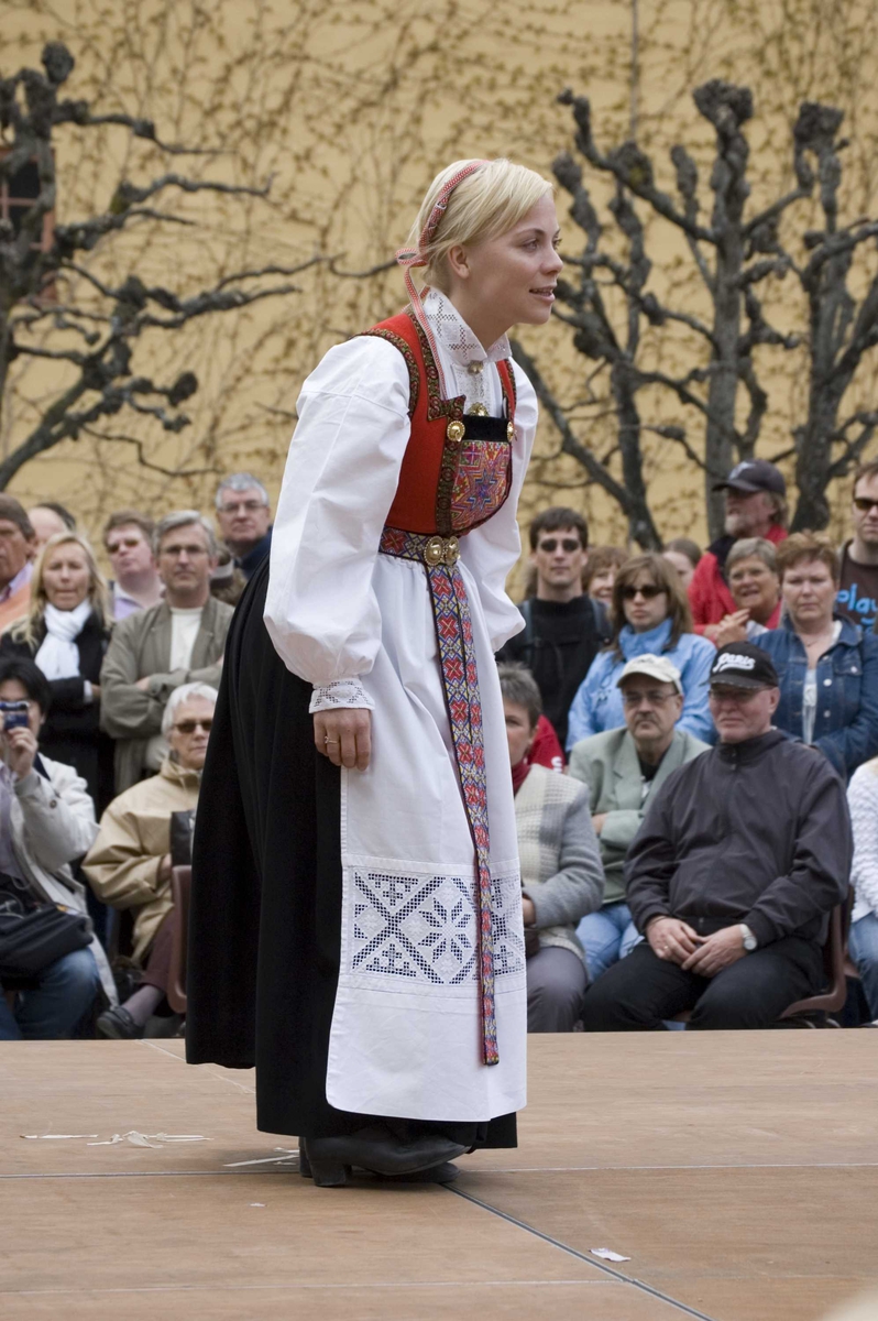 Bunadsdagen. Solbjørg Tveiten kveder. Norsk Folkemuseum, Bygdøy, Oslo.