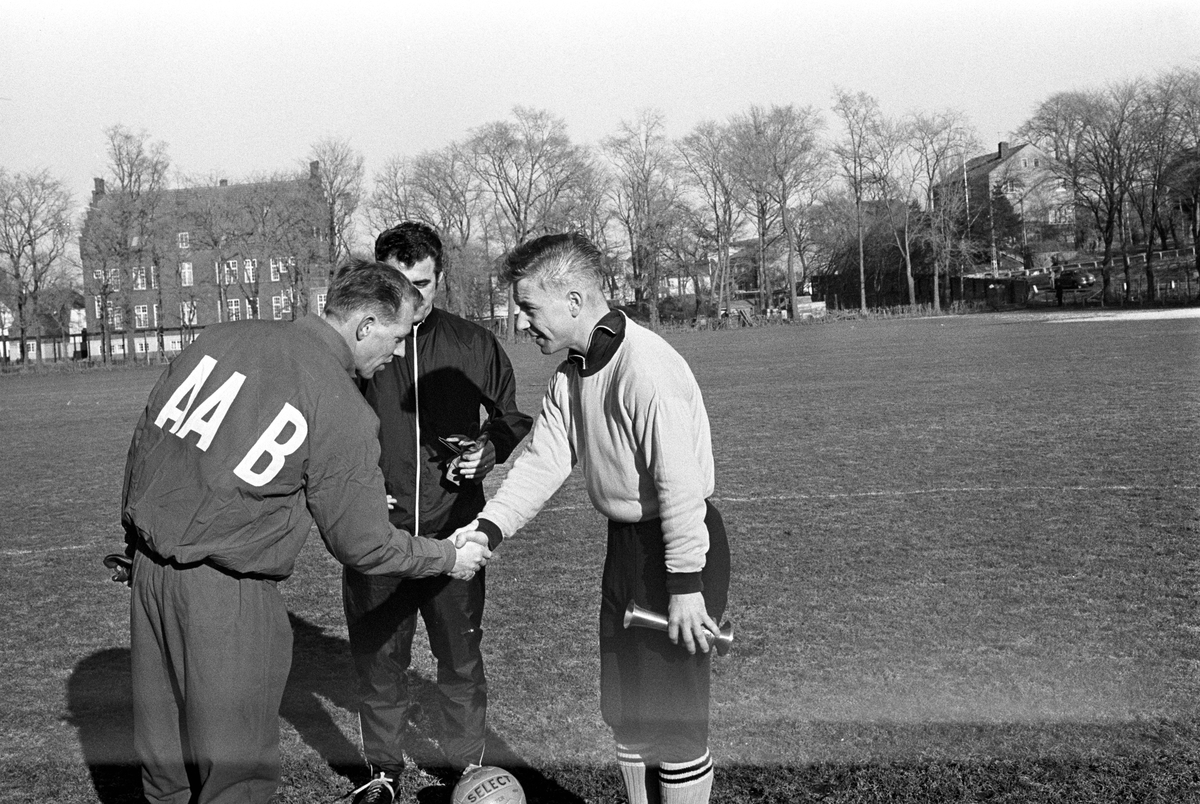 Serie bilder av fotball - Start i Danmark, mars -69