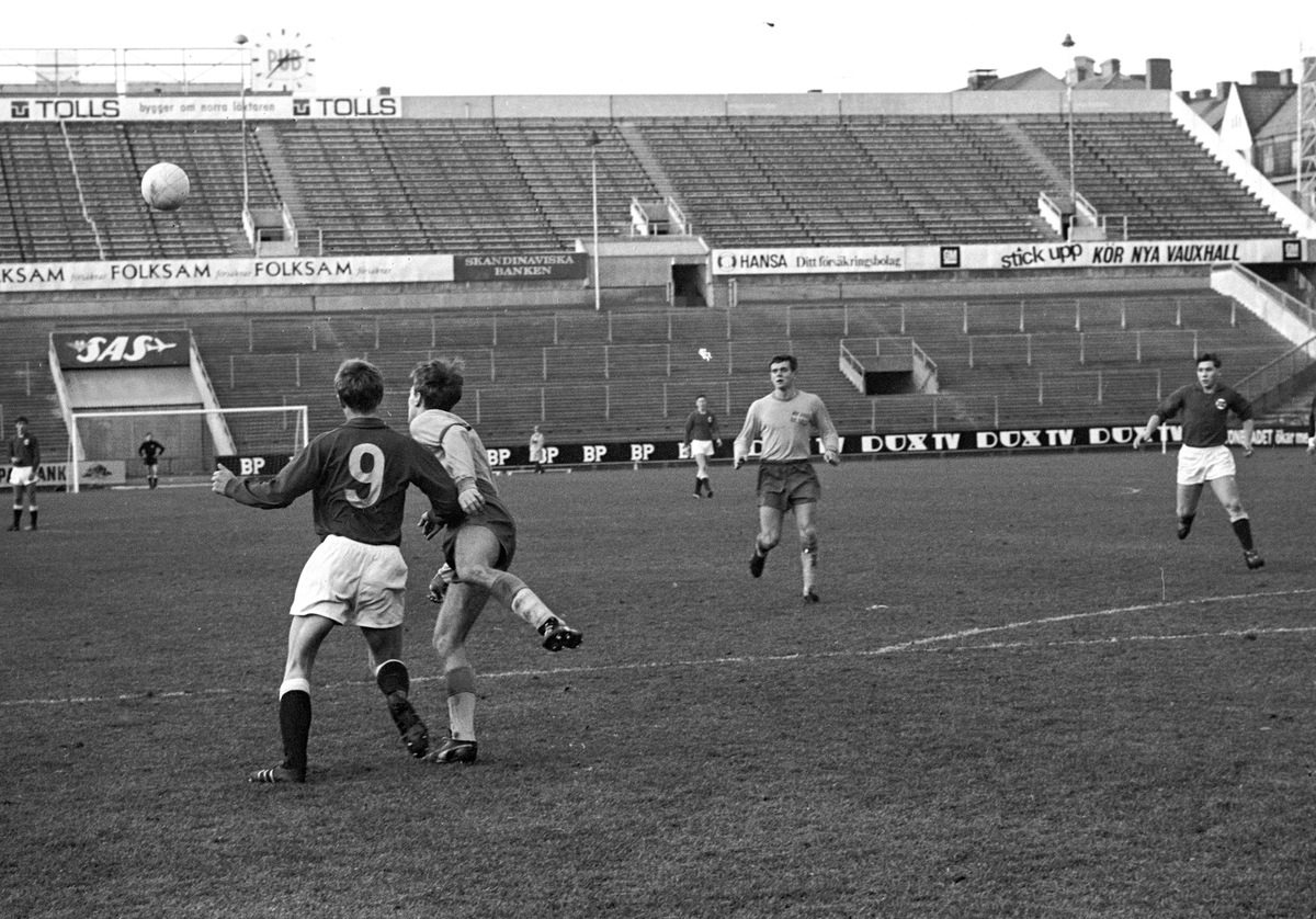 Serie bilder av juniorlandskamp i fotball, Norge - Sverige 1967. 