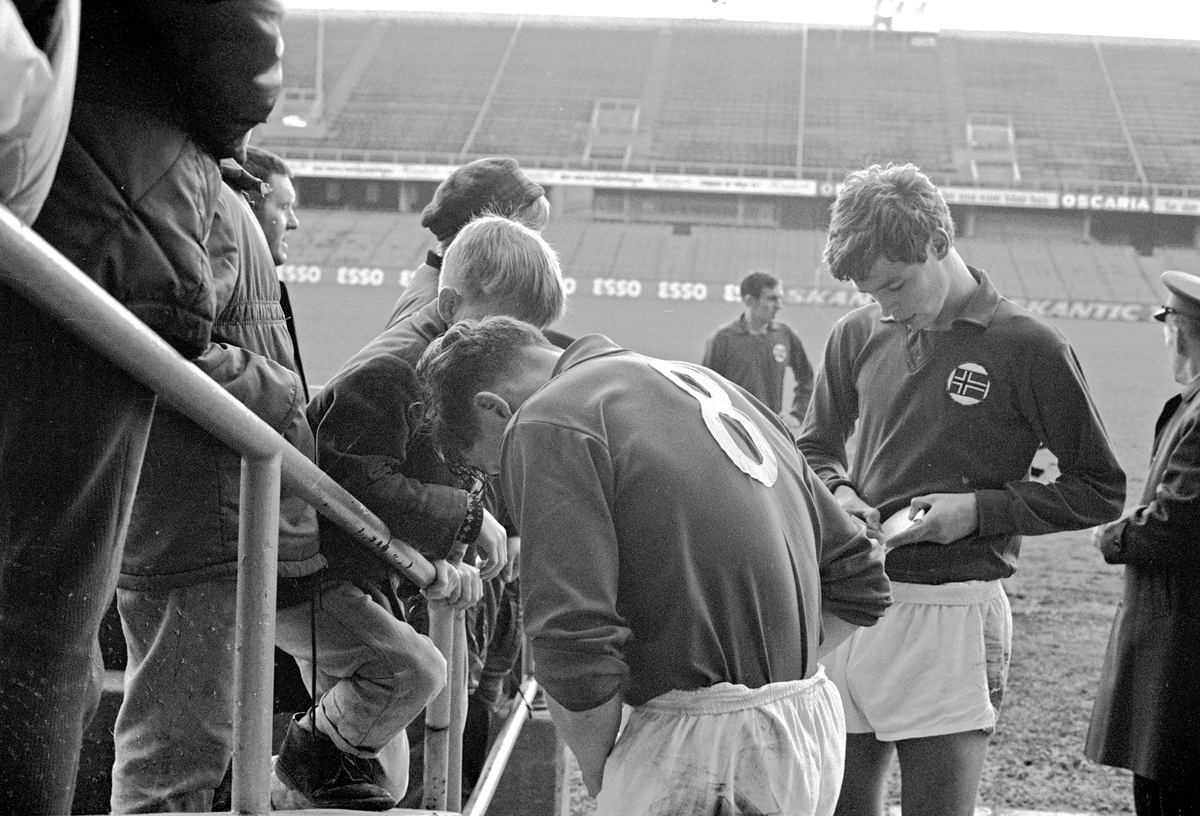 Serie bilder av juniorlandskamp i fotball, Norge - Sverige 1967. 