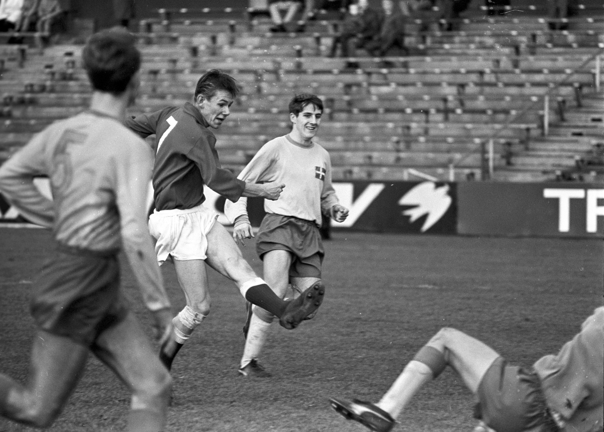 Serie bilder av juniorlandskamp i fotball, Norge - Sverige 1967. 