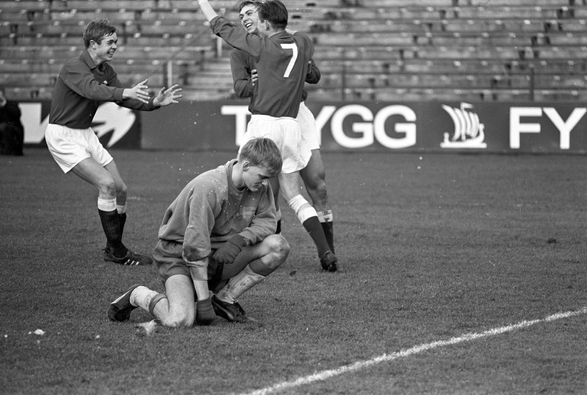 Serie bilder av juniorlandskamp i fotball, Norge - Sverige 1967. 