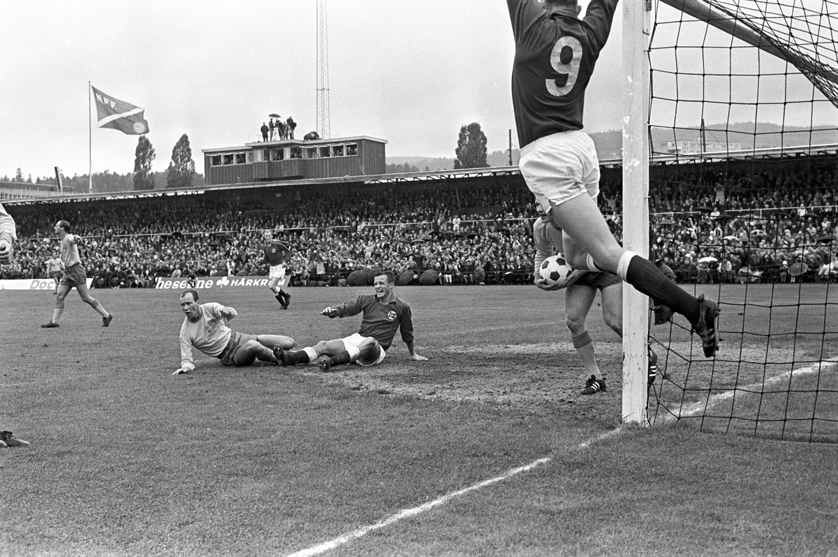 Serie bilder av landskamp i fotball Norge - Sverige 03.09.1967