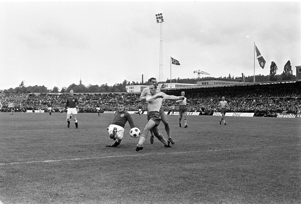 Serie bilder av landskamp i fotball Norge - Sverige 03.09.1967