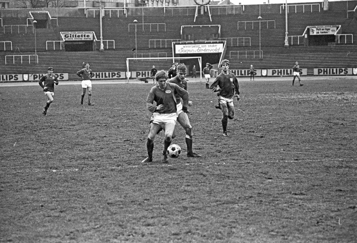 Serie. Fotball final jr.cup 1967, mellom Vålerenga og Manglerud. Fotografert 1967.