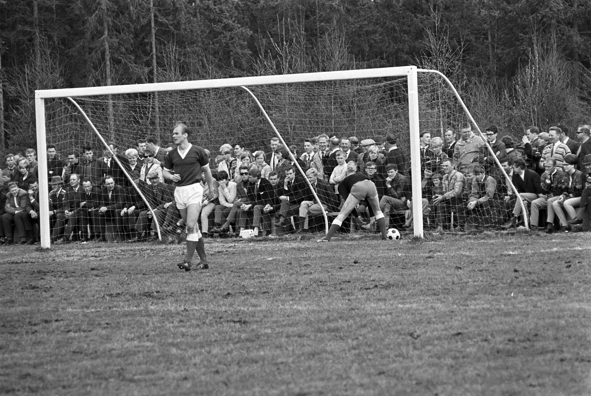 Serie. Fotballkamp mellom Aurskog og Brann. Fotografert 16. mai 1967.