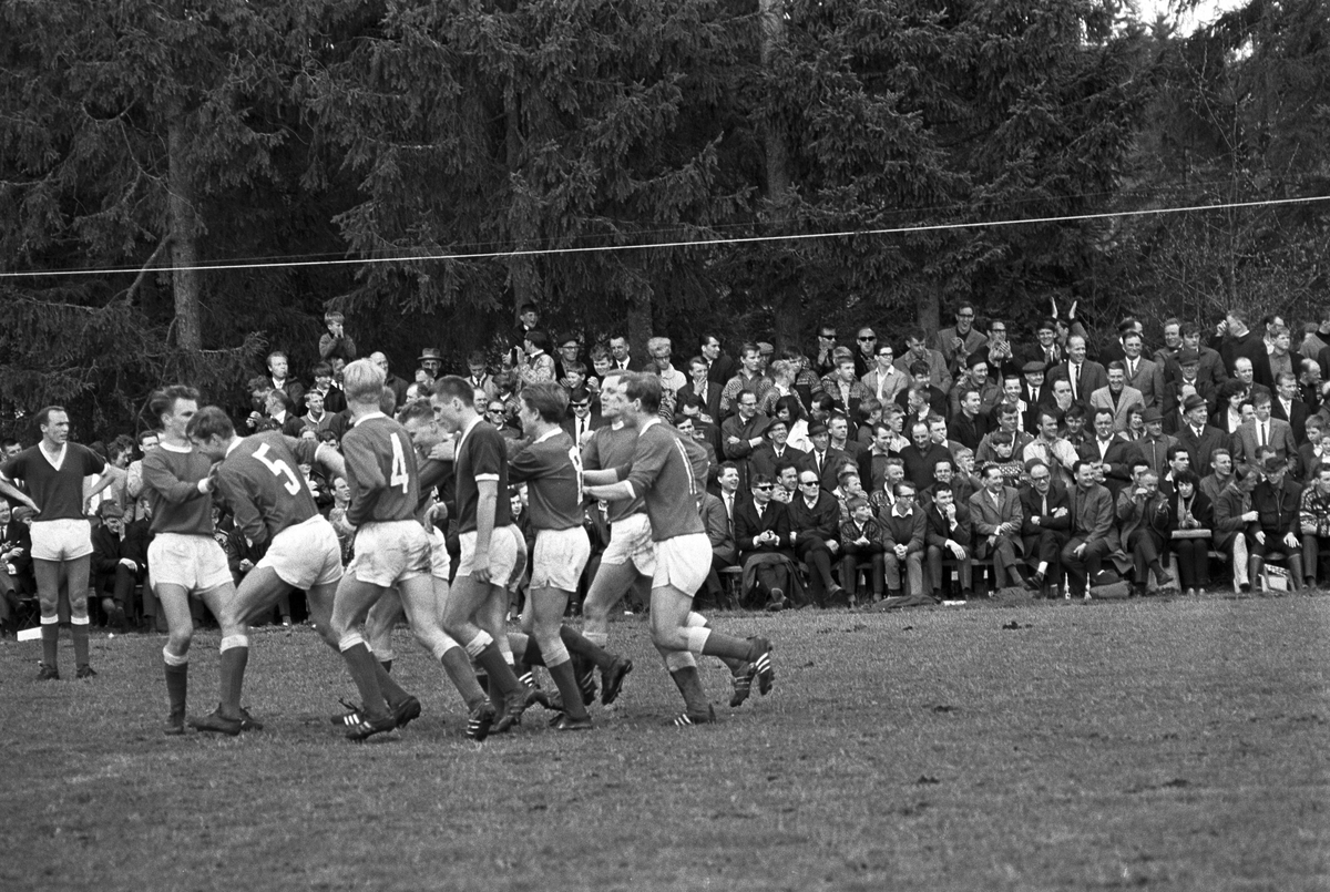 Serie. Fotballkamp mellom Aurskog og Brann. Fotografert 16. mai 1967.