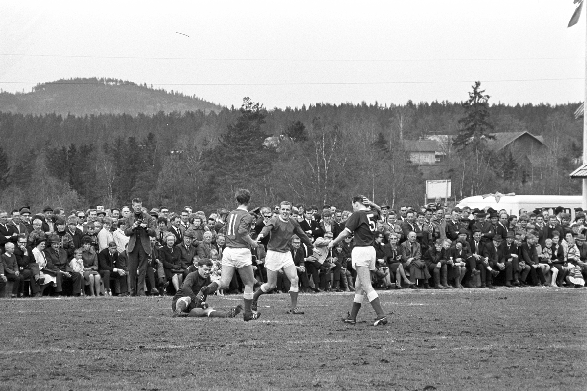 Serie. Fotballkamp mellom Aurskog og Brann. Fotografert 16. mai 1967.