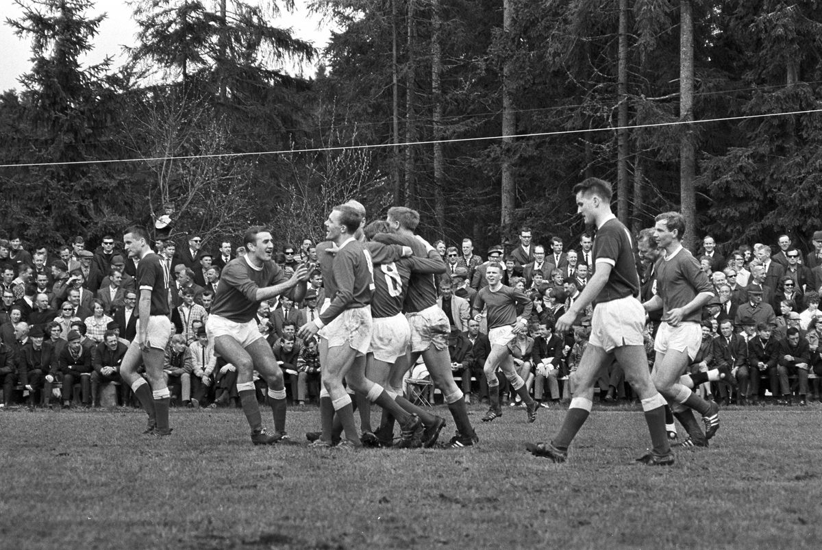 Serie. Fotballkamp mellom Aurskog og Brann. Fotografert 16. mai 1967.