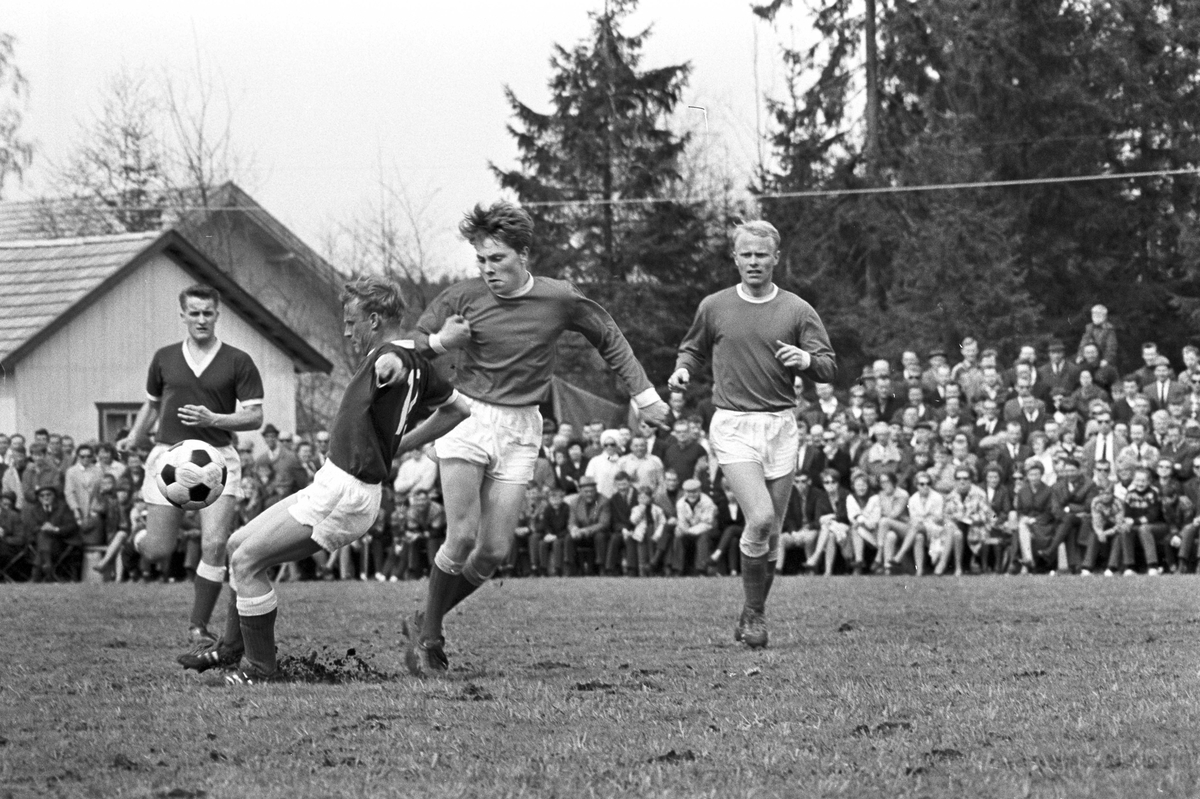 Serie. Fotballkamp mellom Aurskog og Brann. Fotografert 16. mai 1967.