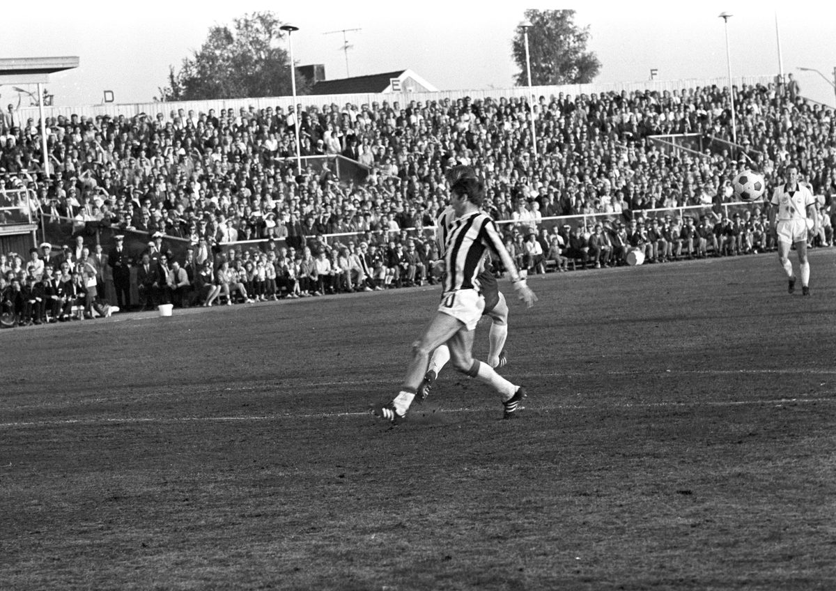 Serie. Fotballkamp mellom Sarpsborg og Strømsgodset. Fotografert juli 1969.