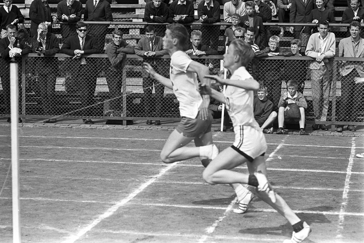 Serie. Friidrett på Frogner stadion, Oslo. Dagbladpokalen overrekkes. Fotografert 1964.