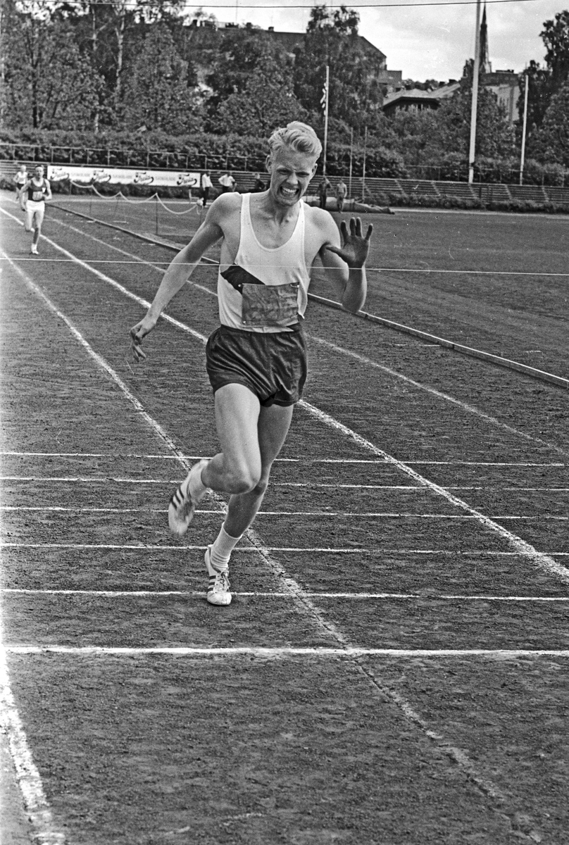 Serie. Friidrett på Frogner stadion, Oslo. Dagbladpokalen overrekkes. Fotografert 1964.