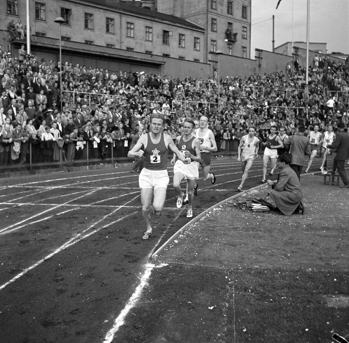 Serie. Friidrett på Bislett, Oslo. Det settes rekord på 1500 meter. Fotografert 1954.