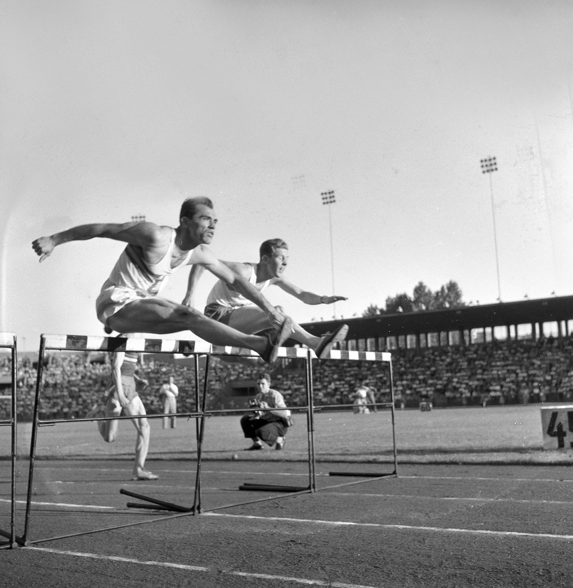 Serie. Det norske og rumenske stafettlaget på Bislett med påfølgende bankett.
Fotografert 1955. 
