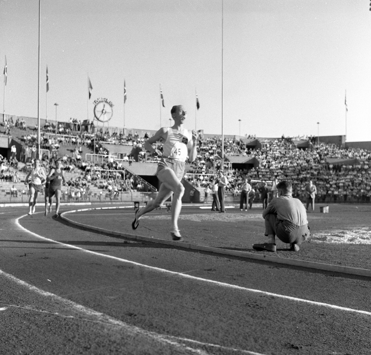 Serie. Det norske og rumenske stafettlaget på Bislett med påfølgende bankett.
Fotografert 1955. 
