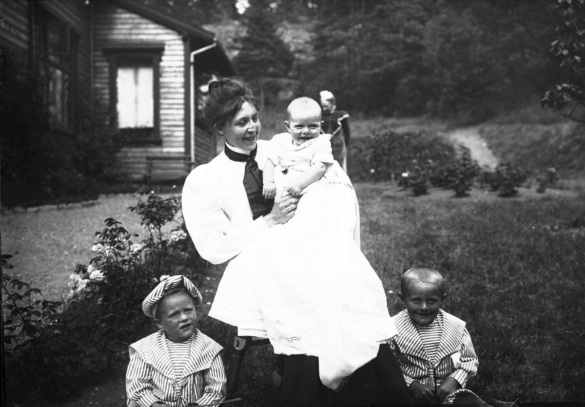 Serie bilder, noe fra Drøbak, Frogn, Akershus. Muligens noe fra Valdres. Familieliv, antagelig  familiene Hansen, Lund og Samuelson ca 1900-1905.